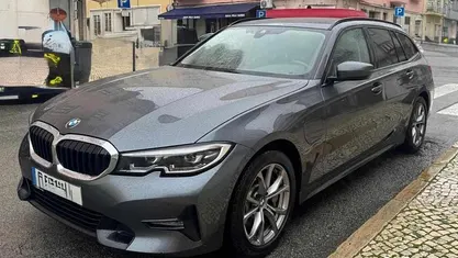 Cinzento Usado 2021 BMW 330 Sedan | € 26.500 (Preço justo)
