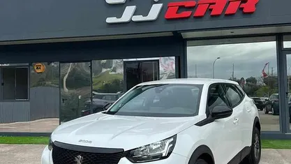 Usado Peugeot 2008 130 HP (95 kW) 2022 Branco SUV