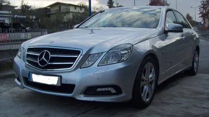 Cinzento Usado 2009 Mercedes E250 Avantgarde Sedan | € 14.900 (Preço justo)