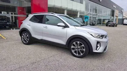 Cinzento Usado 2025 Kia Stonic SUV | € 19.990 (Preço justo)