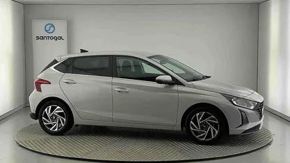 Cinzento Usado 2024 Hyundai i20 Comfort Citadino | € 16.600 (Preço justo)