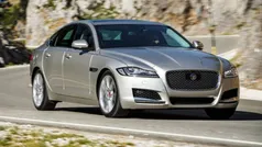 Cinzento Usado 2017 Jaguar XF Portfolio Sedan | € 22.500 (Preço justo)