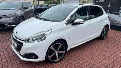 Branco Usado 2015 Peugeot 208 Allure Citadino | € 9.999 (Preço justo)