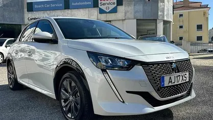 Usado Peugeot e-208 Allure 100 kW (136 HP) 2021 Citadino
