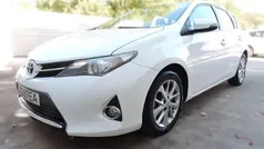 Branco Usado 2015 Toyota Auris Comfort Citadino | € 12.750 (Bom preço)