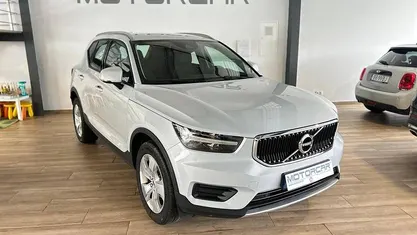 Cinzento Usado 2020 Volvo XC40 SUV | € 29.900 (Preço justo)