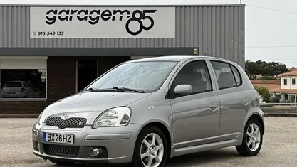 Cinzento Usado 2004 Toyota Yaris Sport Sedan | € 9.000