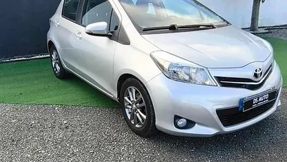 Cinzento Usado 2014 Toyota Yaris | € 12.990 (Preço justo)
