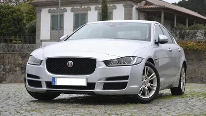 Cinzento Usado 2016 Jaguar XE Sedan | € 13.950 (Preço justo)