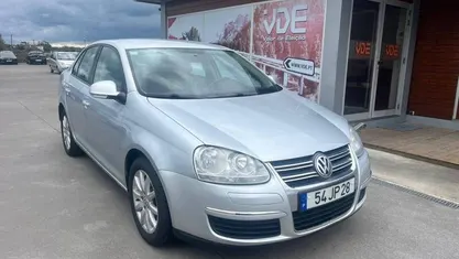 Usado VW Jetta Trendline 105 HP (77 kW) 2010 Cinzento Sedan