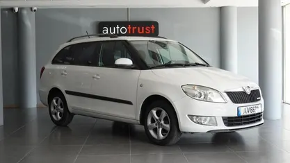 Branco Usado 2012 Skoda Fabia Citadino | € 6.900 (Preço justo)