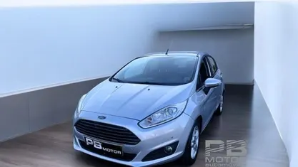 Cinzento Usado 2015 Ford Fiesta Citadino | € 11.250 (Preço justo)
