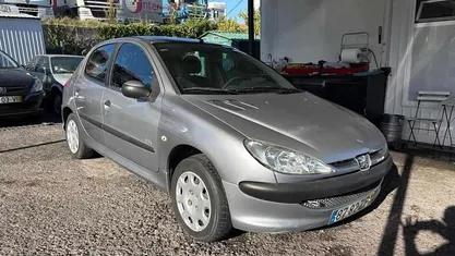 Usado Peugeot 206 68 HP (50 kW) 2005 Cinzento