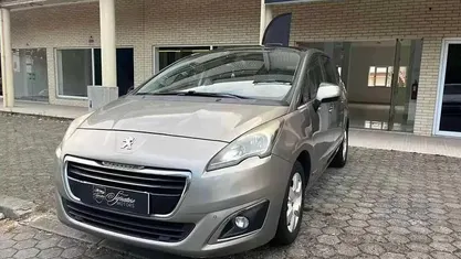 Dourado Usado 2015 Peugeot 5008 Style Monovolume | € 7.900 (Preço justo)