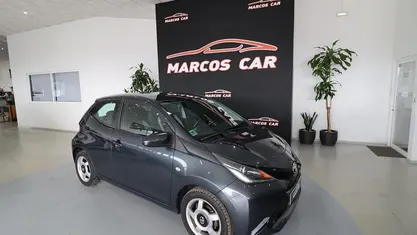 Cinza Usado 2015 Toyota Aygo Plus Citadino | € 9.700 (Preço justo)