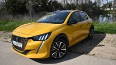 Amarelo Usado 2020 Peugeot e-208 GT-line Citadino | € 18.990 (Preço justo)