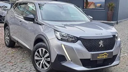 Usado Peugeot 2008 Active 102 HP (75 kW) 2023 Cinza prata SUV