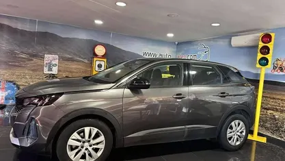 Cinza Usado 2022 Peugeot 3008 Active Monovolume | € 21.990 (Preço justo)