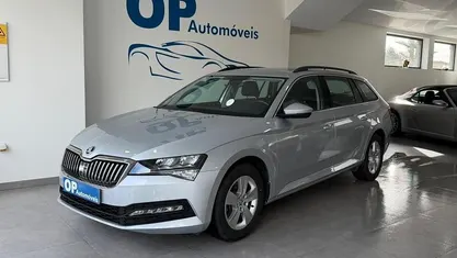 Cinzento Usado 2023 Skoda Superb | € 26.450 (Preço justo)