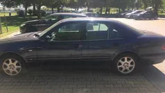 Azul Usado 1999 Mercedes E220 Sedan | € 2.650