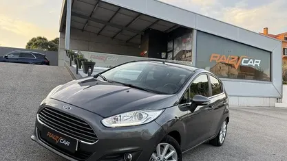 Cinzento Usado 2016 Ford Fiesta Trend Citadino | € 10.990 (Preço justo)