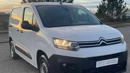 Usado 2022 Citroën Berlingo Shine Monovolume | € 13.990 (Bom preço)