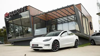 Branco Usado 2020 Tesla Model 3 Sedan | € 23.900 (Preço justo)