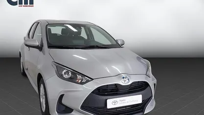 Cinza Usado 2023 Toyota Yaris Hybrid Comfort | € 21.990 (Preço justo)