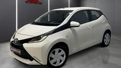 Branco Usado 2015 Toyota Aygo X-play Citadino | € 9.980 (Bom preço)