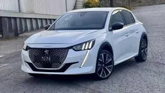 Branco Usado 2021 Peugeot e-208 GT Citadino | € 19.990 (Preço justo)
