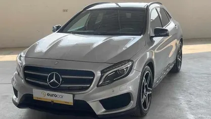 Cinzento Usado 2015 Mercedes GLA200 SUV | € 21.900 (Preço justo)