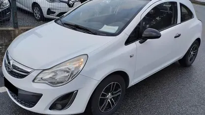 Usado Opel Corsa 75 HP (55 kW) 2011 Branco Citadino