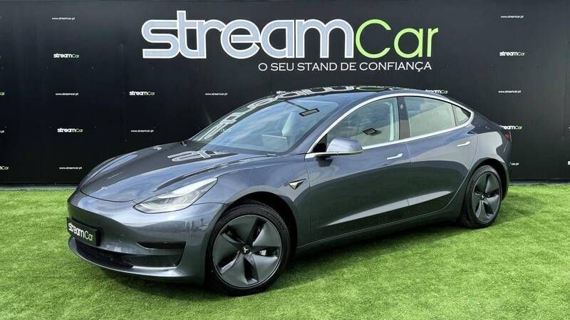 Cinzento Usado 2020 Tesla Model 3 Standard Range Plus Sedan | € 26.900 (Preço justo) - Imagem 1/4