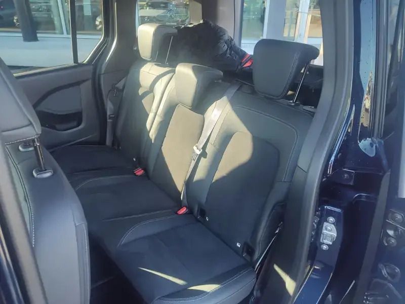 Usado Mercedes 180 116 HP (85 kW) 2024 Azul Sedan