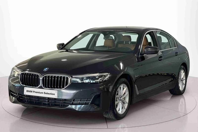 Cinzento Usado 2022 BMW 530e Luxury Line Sedan | € 39.900 (Preço justo) - Imagem 1/4