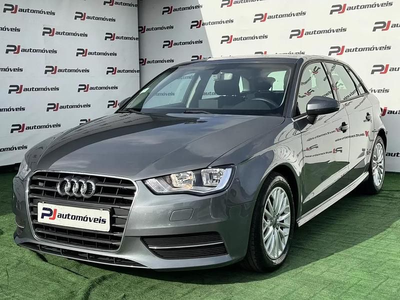 Cinzento Usado 2015 Audi A3 Sportback Attraction Citadino | € 14.990 (Preço justo) - Imagem 1/4