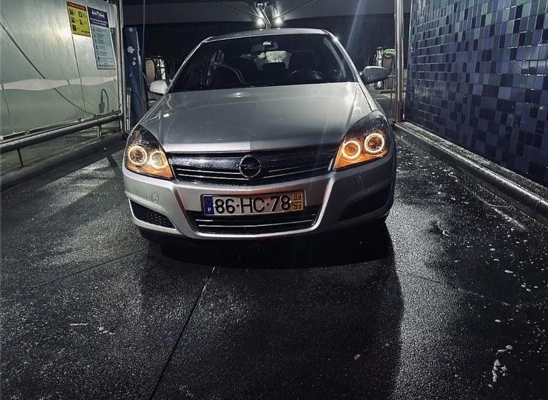Usado Opel Astra 90 HP (66 kW) 2006 Sedan