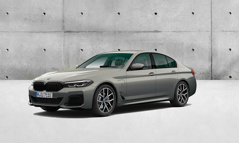 Cinza bernina efeito amber Usado 2022 BMW 530e Comfort Edition Sedan | € 38.946 (Preço justo) - Imagem 1/4