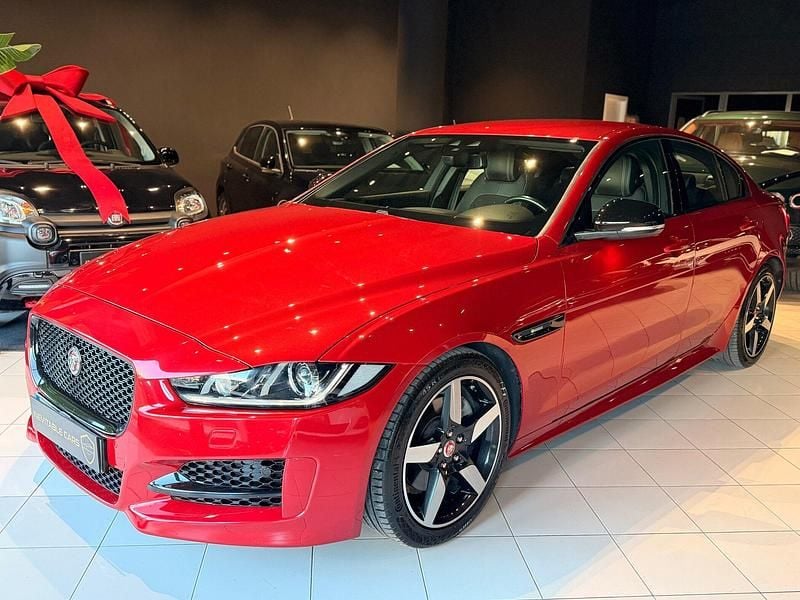 Vermelho Usado 2017 Jaguar XE R-Dynamic Sedan | € 18.990 (Preço justo) - Imagem 1/4