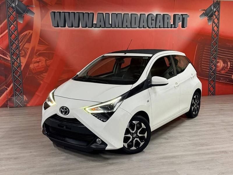 Usado Toyota Aygo X-play 72 HP (52 kW) 2019 Branco Citadino