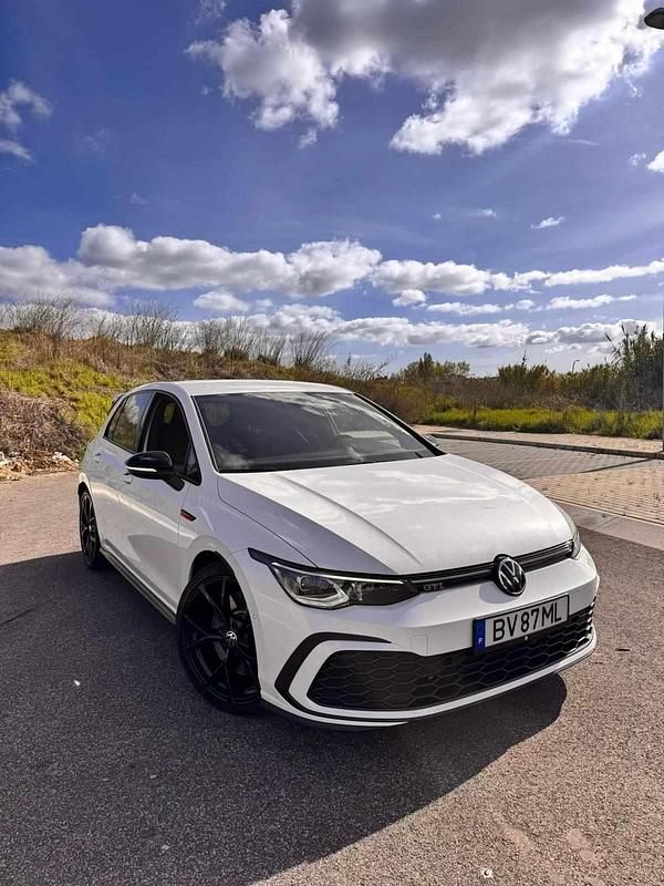 Branco Usado 2022 VW Golf VIII GTI Sedan | € 34.000 (Bom preço) - Imagem 1/4