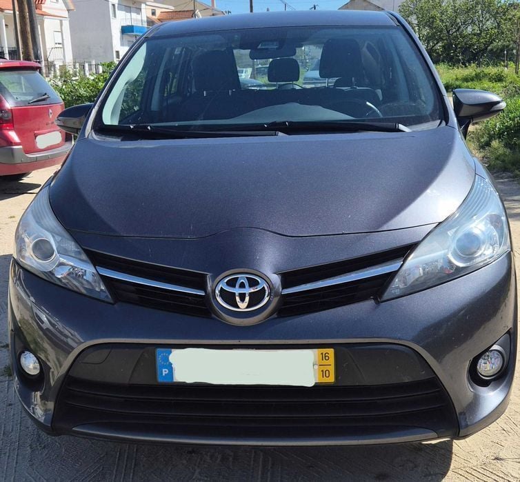 Cinzento Usado 2016 Toyota Verso Monovolume | € 14.750 - Imagem 1/4