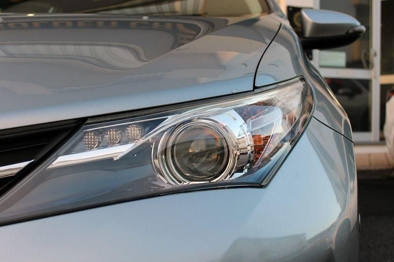 Usado Toyota Auris Hybrid Comfort 136 HP (100 kW) 2013 Cinza Sedan