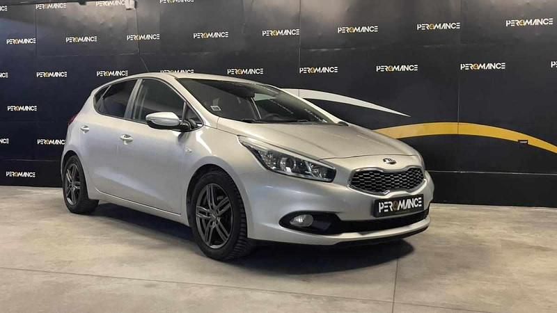 Usado Kia Ceed 90 HP (66 kW) 2015 Cinza Citadino