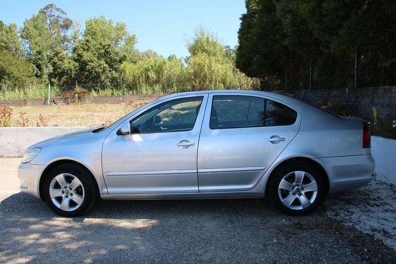 Cinzento Usado 2010 Skoda Octavia | € 6.800 (Preço elevado) - Imagem 1/4