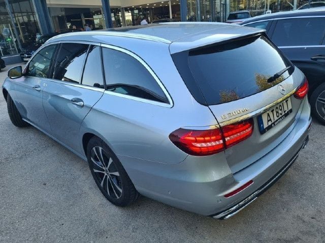 Usado Mercedes E300 Avantgarde 306 HP (225 kW) 2022 Cinzento