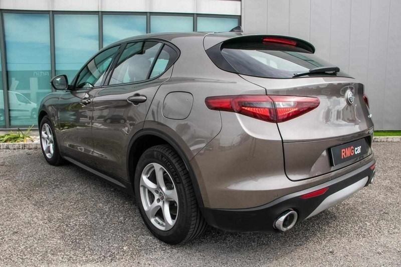 Usado Alfa Romeo Stelvio Super 180 HP (132 kW) 2018 Cinzento (metalizada) SUV