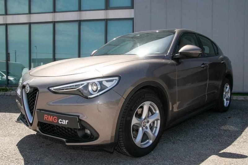 Usado Alfa Romeo Stelvio Super 180 HP (132 kW) 2018 Cinzento (metalizada) SUV