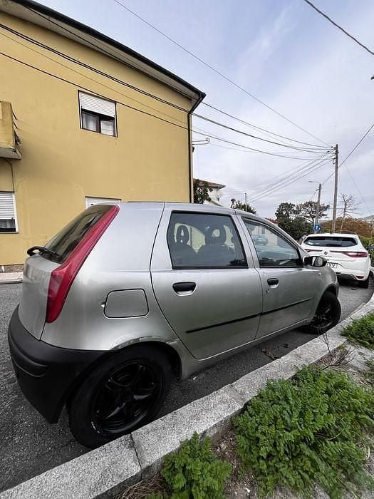 Cinzento Usado 2001 Fiat Punto Sedan | € 1.100 (Preço justo) - Imagem 1/4
