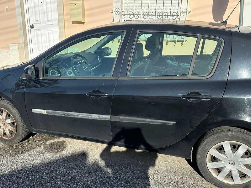 Usado Renault Clio IV 90 HP (66 kW) 2012 Preto Sedan